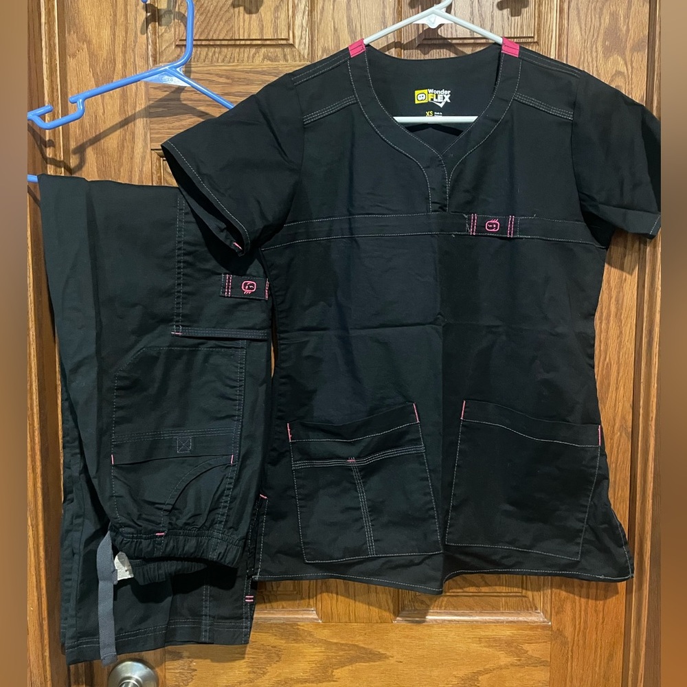 WonderWink Flex black & pink scrub set XS x-small